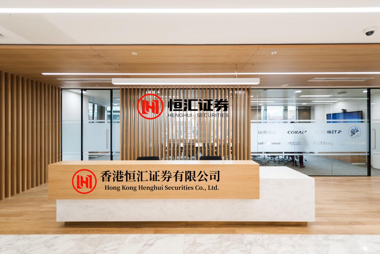 赢壁虎配资 董璇女儿小酒窝戴红色棒球帽 天真可爱反应萌翻众人